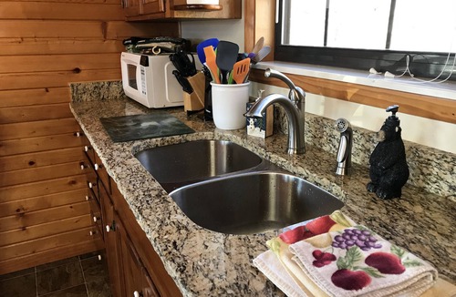 Gatlinburg - Pigeon Forge Cabin | Privacy with a view ! Romantic. Great getaway/honeymoon spot. Wifi/TV, Free Tix