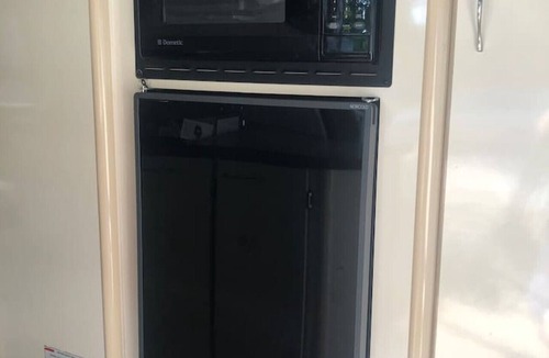 Linden Apartment | Private and cozy RV with full hookups in a convenient area with direct bus to NYC Manhattan only 2 blocks away