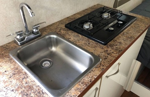 Linden Apartment | Private and cozy RV with full hookups in a convenient area with direct bus to NYC Manhattan only 2 blocks away