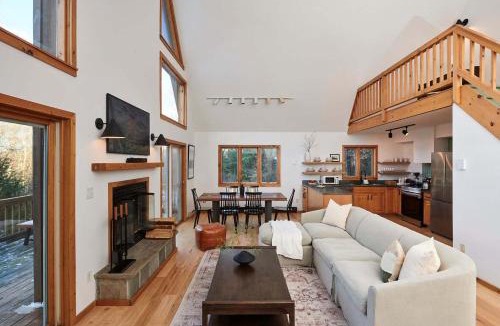 Roscoe House | Private Chalet with Fire Pit Deck and Large Yard