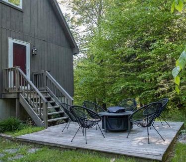 Roscoe House | Private Chalet with Fire Pit Deck and Large Yard