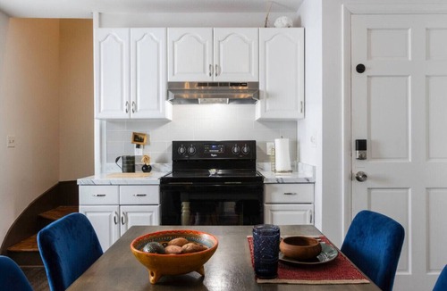 Torrington Apartment | Private Classy 2nd Flr 3 Bed Apt Near Downtown