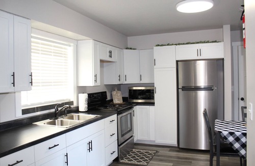 Wellston House | Private, cozy Corner Cottage and updated