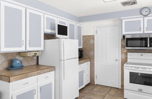 Youngstown House | Private Fenced Yard King Bed Grill Fireplace