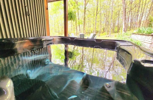 Hallsville Cabin | Private Fun Barn~Hot Tub~Pool Table~Karaoke