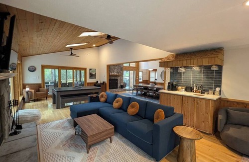 Wardensville Cabin | Private Retreat for 13 - Hot Tub, Fire Pit & More
