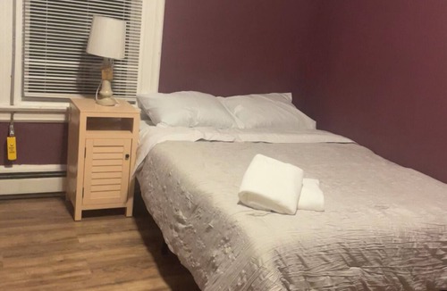 Newark Apartment | Private room in enjoyable Newark with WiFi, AC