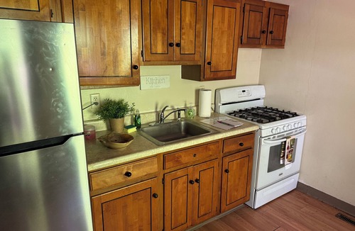 Marshall-Shadeland Apartment | Private Studio Wi-Fi & Streaming