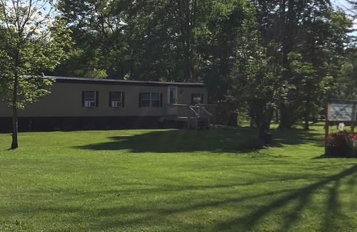 Pymatuning Central House | Pymatuning Lake, walking distance to lake, marina and launch. Amish welcome!