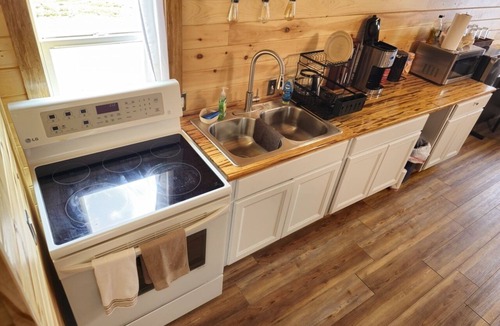 Dry Ridge Cabin | Quaint Cabin - 8 minutes from Ark Encounter!nCountry setting, near town!