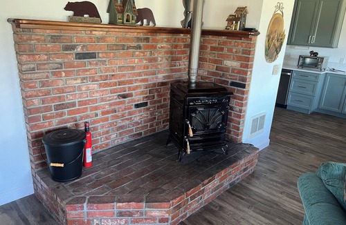 Cascade House | Quaint, Rustic Charm Lake house with WiFi in Cascade.