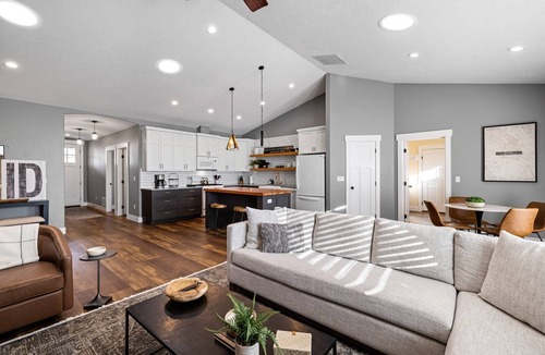 Depot Bench House | QUALITY Home w/Hot Tub, RV Garage + Gourmet Kitchen! 2 min BSU, 5 min Downtown + 8 min Airport!