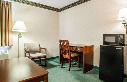 Bethel Hotel | Quality Inn Midway