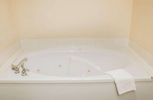 Bellville Hotel | Quality Inn & Suites Bellville - Mansfield