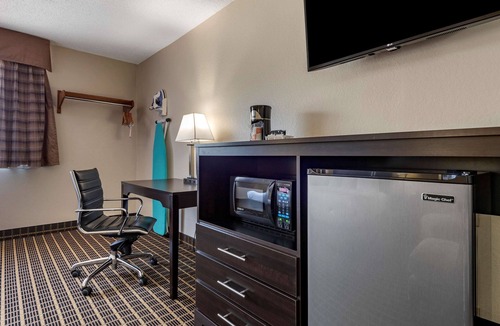 Warren Hotel | Quality Inn & Suites