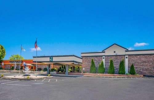East York Hotel | Quality Inn & Suites York East