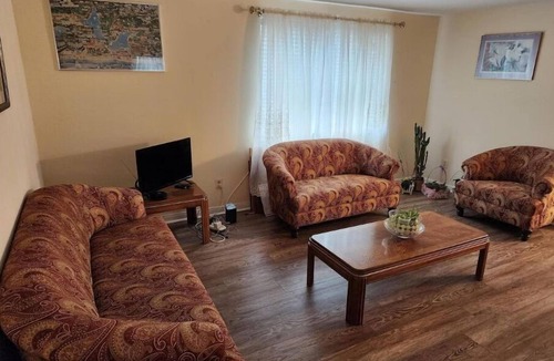 Medfield Apartment | Quiet 2 Bedroom Apartment Condo close to Downtown - Emerald Elite