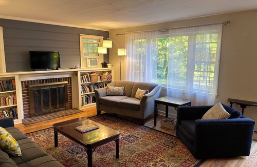 Moylan House | Quiet 3-Bedroom house-Walking distance to Media-20min. drive to the Airport