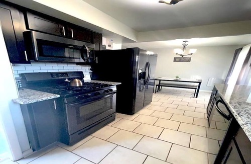 Old Brooklyn House | Quiet and Cozy home near HOSPITALS!