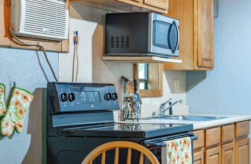 Sullivan Cabin | Quiet Country Cabin Near Trails & State Parks