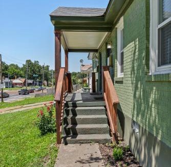 University District House | Quiet East Memphis Duplex The Green House