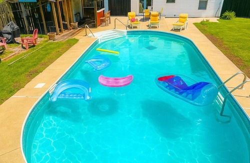 Dover House | Quiet Getaway with pool and full of amenity backyard!