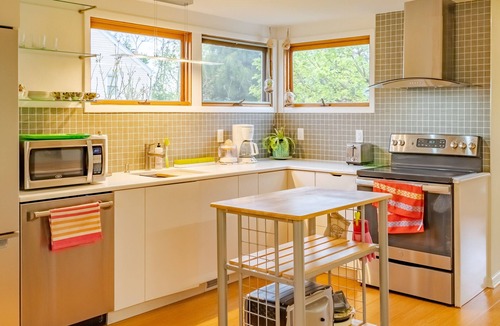 River Edge Apartment | Quiet place with easy access to high energy. NYC within 30 mins.