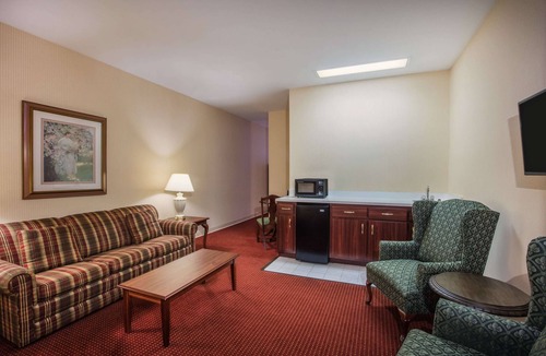 Ligonier Hotel | Ramada by Wyndham Ligonier