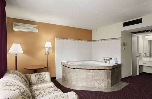 New Stanton Hotel | Ramada by Wyndham Pittsburgh/New Stanton