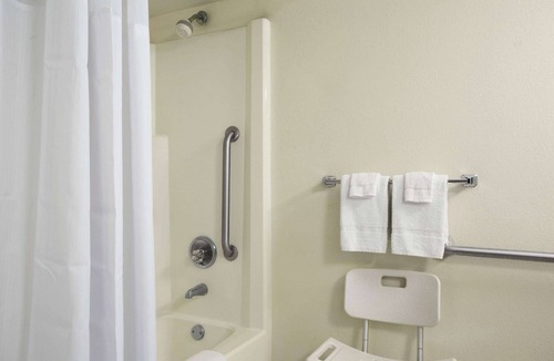 New Stanton Hotel | Ramada by Wyndham Pittsburgh/New Stanton