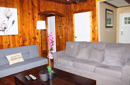 Montague House | ★Rare River Views & Access, Cabin by Eden Islands★