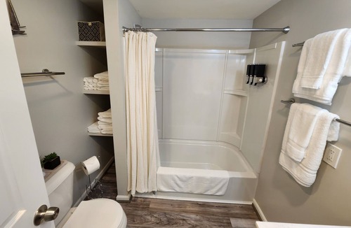 Linglestown Apartment | Recently updated contemporary getaway. Near Hershey w/ shopping & concerts...