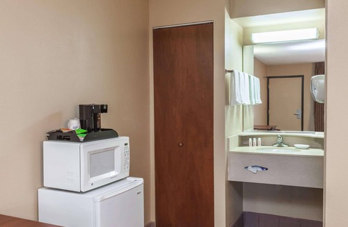 Elkton Hotel | Red Carpet Inn