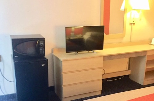 Gibbstown Hotel | Red Carpet Inn