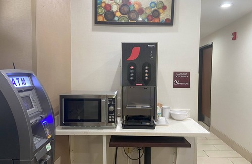 Ross Township Hotel | Red Roof Inn Pittsburgh - McKnight Rd