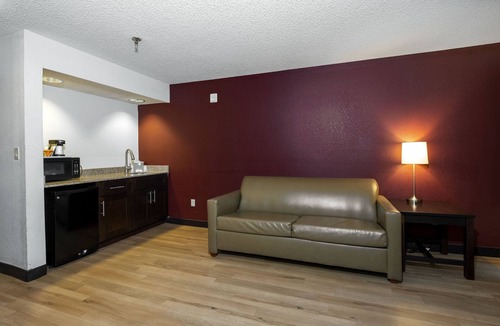 Dover Hotel | Red Roof Inn & Suites Dover Downtown