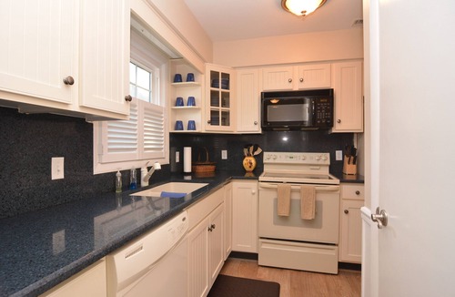 Rehoboth Beach House | Rehoboth Beach Townhouse 3BR w/Lovely Sunroom and Parking