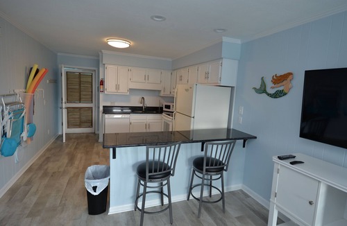 Morehead City Condo | Relax and Recharge at Sea Spray Unit 201 – Steps from the Sand!