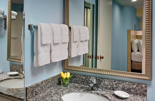 Blue Ash Hotel | Relaxation in Cincinnati! 2 Modern Units, Free Breakfast, Full Kitchen!