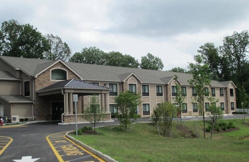 Monmouth Junction Hotel | Relaxed Getaway, Close to Major Malls & Movie Theaters
