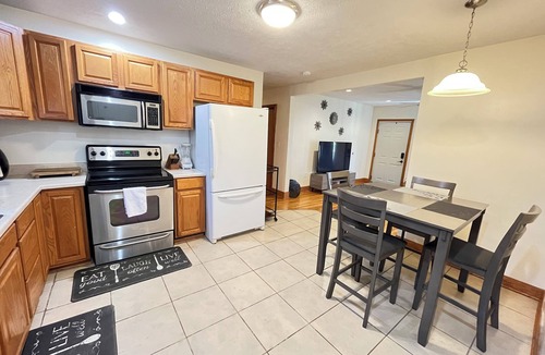 Cross Lanes Apartment | Relaxing 3-bedroom apartment with WiFi, AC in Crosslanes.