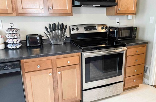 Spring Grove Village House | * Relaxing 3 bedroom with 2 TVs *