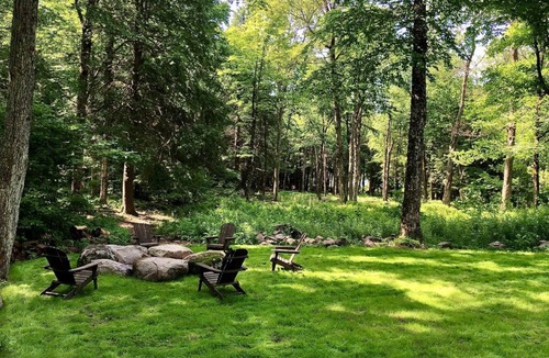 Livingston Manor Ski Chalet | Relaxing retreat - Lake - HotTub - Firepit - Gameroom - Pet Friendly - sleeps 10