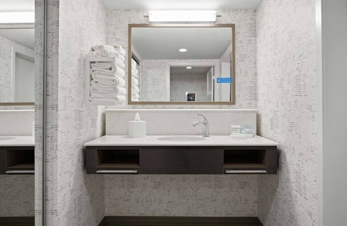 Cranberry Township Hotel | Relaxing Stay with Indoor Pool Access and Walkable Dining Options!