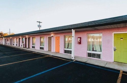 Berea House | Relaxing Stay at Knights Inn Berea! Free Breakfast, Parking, Pets Allowed!