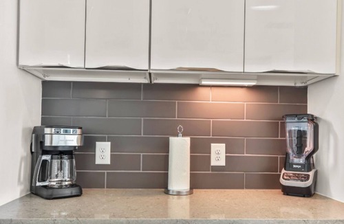 Second Ward Condo | Reluxme | City Center High-Rise King 2BR + Skyline