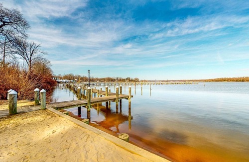 Earlville House | Renovated Retreat with Firepit and Dock Access