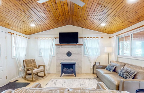 Earlville House | Renovated Retreat with Firepit and Dock Access