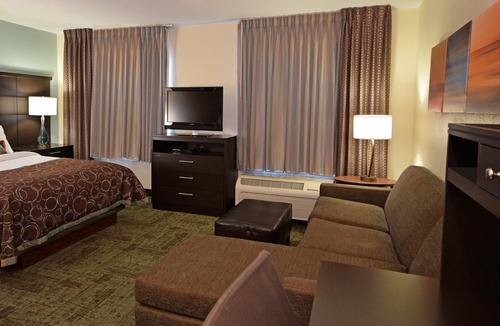 Beckett Ridge Apartment | Renovated Studio | Free Daily Breakfast, Fitness Center, Indoor Pool