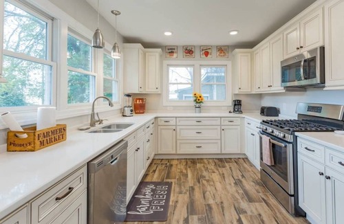Greenwood House | Restaurants, coffee shops, breweries walking distance. 6 minute drive downtown.